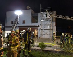 Gebäudebrand: Gefahr für Leib und Leben
